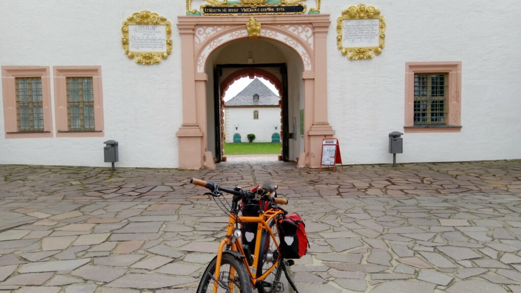 Fahrrad vor einer Durchfahrt im Schloß Augustusburg
