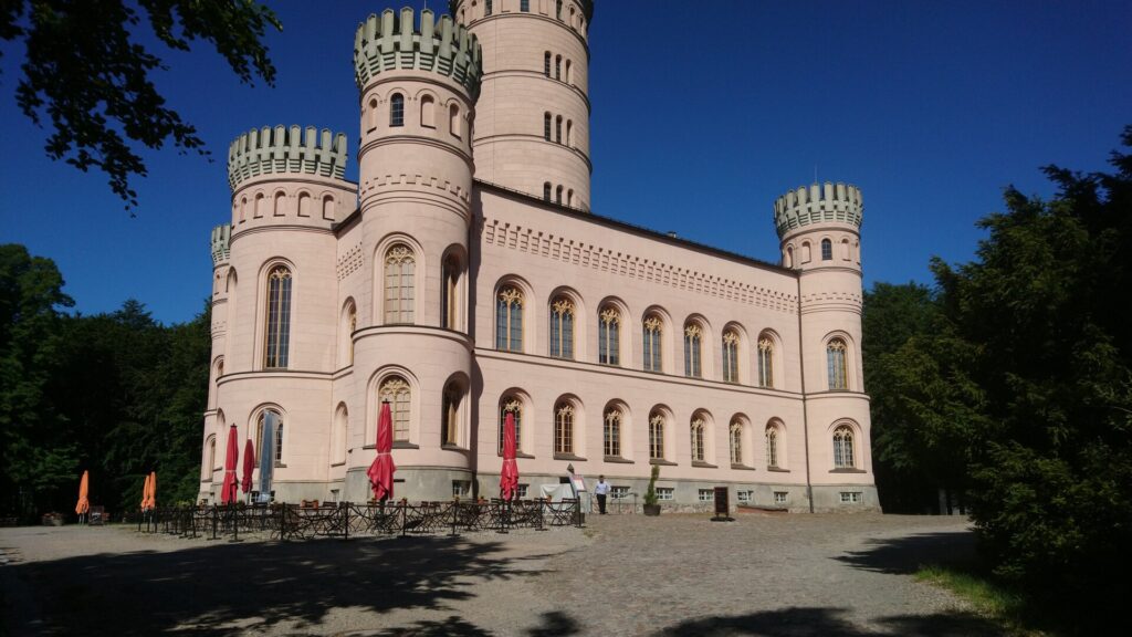 Aussenansicht von Schloss Granitz im Sonnenschein.