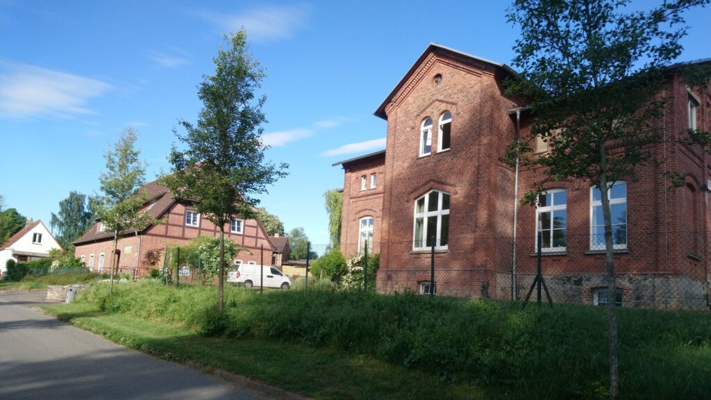 Die zwei Gebäude der Jugendherberge Teterow