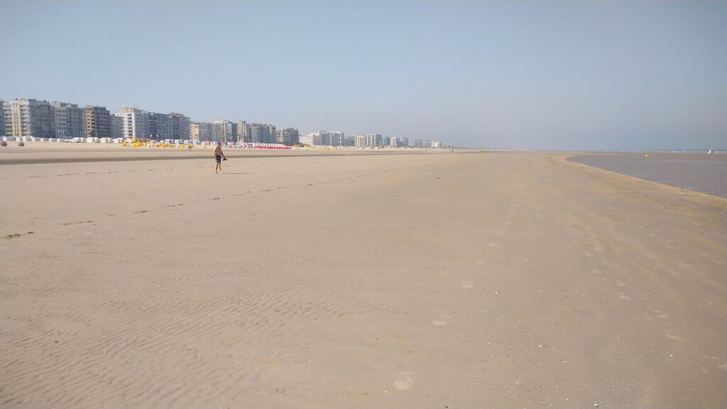 links eine Wand von Häusern, ein sehr breiter Strand, ganz recht die Nordsee.